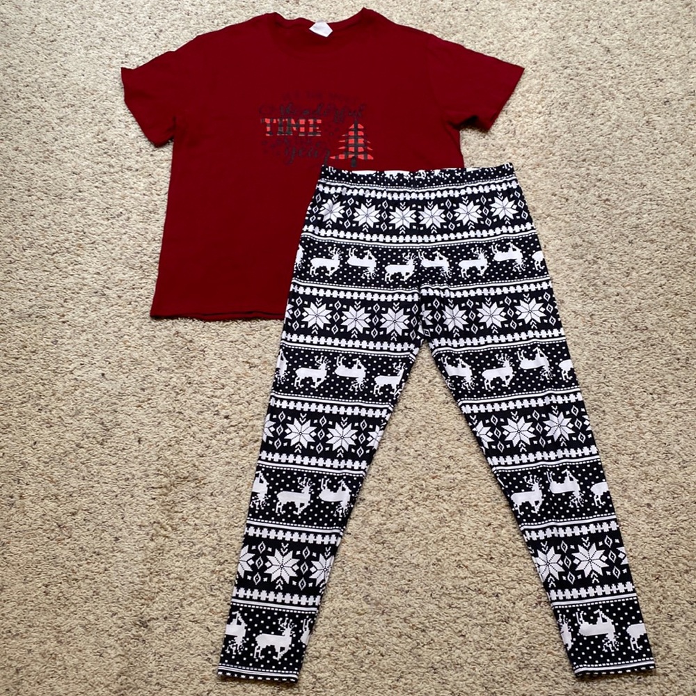 Womens unbranded 3XL tee shirt with unbranded XXL yoga pants. Christmas theme.